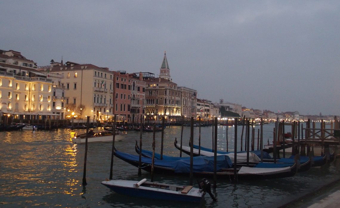 Vue sur Venise à la nuit tombante