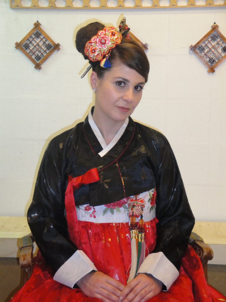 Caroline en tenue traditionnel Coréenne