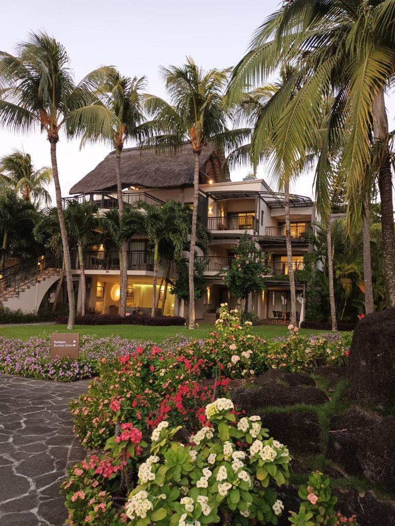 https://www.beachcomber-hotels.com/en/hotel/royal-palm-luxury